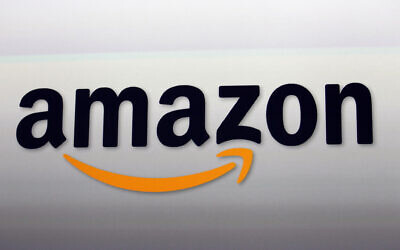 Le logo d'Amazon, à Santa Monica, en Californie, le 6 septembre 2012. (Crédit : Reed Saxon/AP)
