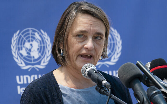 La Canadienne Lynn Hastings, coordinatrice spéciale adjointe des Nations unies pour le processus de paix au Moyen-Orient et coordinatrice résidente et humanitaire pour la Cisjordanie et Gaza, s'exprimant lors d'une conférence de presse, à Gaza City,  le 23 mai 2021. (Crédit : John Minchillo/AP Photo)