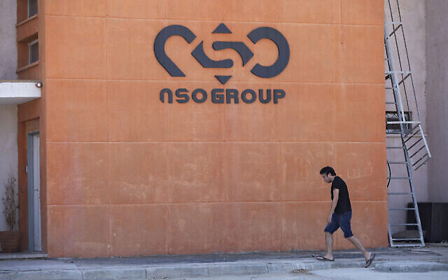 Un logo sur une succursale de la société israélienne NSO Group, près de Sapir, dans le sud d’Israël, le 24 août 2021. (Crédit : Sebastian Scheiner/AP)