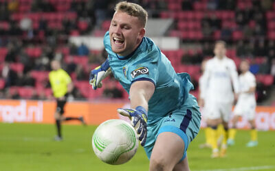 Le gardien de but Daniel Peretz pendant la première manche d'un match éliminatoire de l'Europa Conference League entre le PSV et le Maccabi Tel Aviv au stade Philips d'Eindhoven, aux Pays-Bas, le 17 février 2022. (Crédit : AP Photo/Peter Dejong)
