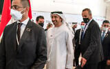 Après le sommet du Néguev, le ministre des Affaires étrangères des Émirats arabes unis, le cheikh Abdullah bin Zayed al-Nahyan, au centre, quittant la salle après avoir posé pour une photo de groupe, à Sde Boker, en Israël, le 28 mars 2022. (Crédit : Jacquelyn Martin/AP Photo/Pool)