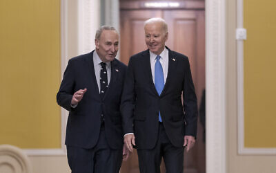 Le président américain Joe Biden (au centre) et le chef de la majorité démocrate au Sénat Chuck Schumer (à gauche) avant un déjeuner avec les Démocrates du Sénat sur le budget et son programme politique, au Capitole à Washington, le 2 mars 2023. (Crédit : J. Scott Applewhite / AP)