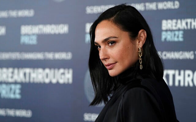 Gal Gadot arrive à la cérémonie des Breakthrough au musée de l'académie du cinéma à Los Angeles, le 15 avril 2023. (Crédit : Jordan Strauss/Invision/AP) Gal Gadot arrive à la cérémonie des Breakthrough au musée de l'académie du cinéma à Los Angeles, le 15 avril 2023. (Crédit : Jordan Strauss/Invision/AP)