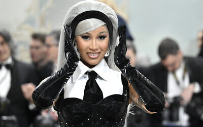 Cardi B assistant au gala de bienfaisance de l'Institut du costume du Metropolitan Museum of Art célébrant l'ouverture de l'exposition "Karl Lagerfeld : Une ligne de beauté", à New York, le 1er mai 2023. (Crédit : Evan Agostini/Invision/AP)