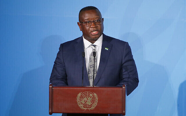 Le président de la Sierra Leone, Julius Maada Bio, prend la parole lors du Sommet Action Climat de l'Assemblée générale des Nations Unies au siège de l'ONU, le 23 septembre 2019. (Crédit : AP/Jason DeCrow) Le président de la Sierra Leone, Julius Maada Bio, prend la parole lors du Sommet Action Climat de l'Assemblée générale des Nations Unies au siège de l'ONU, le 23 septembre 2019. (Crédit : AP/Jason DeCrow)