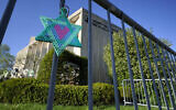 Une étoile de David accrochée à la clôture de la synagogue Tree of Life dans le quartier de Squirrel Hill, à Pittsburgh, le 19 avril 2023. (Crédit : Gene J. Puskar/AP)