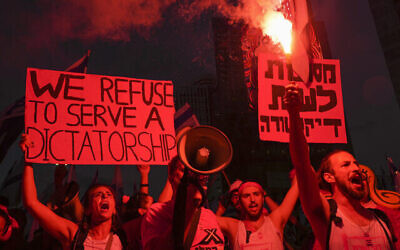 Des Israéliens protestant contre la refonte judiciaire mise en œuvre par le gouvernement du Premier ministre Benjamin Netanyahu, à Tel Aviv, en Israël, le 29 juillet 2023. (Crédit : Tsafrir Abayov/AP Photo) Des Israéliens protestant contre la refonte judiciaire mise en œuvre par le gouvernement du Premier ministre Benjamin Netanyahu, à Tel Aviv, en Israël, le 29 juillet 2023. (Crédit : Tsafrir Abayov/AP Photo)