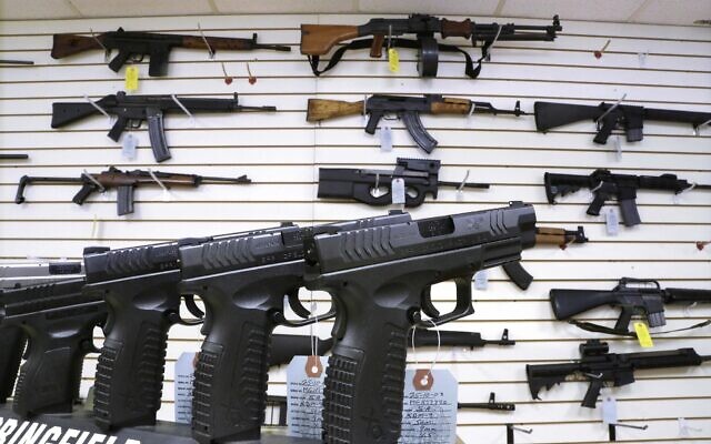 Des armes semi-automatiques à la vente au Capitol City Arms Supply à Springfield, dans l'Illinois, le 16 janvier 2013. (Crédit : Seth Perlman/AP) Des armes semi-automatiques à la vente au Capitol City Arms Supply à Springfield, dans l'Illinois, le 16 janvier 2013. (Crédit : Seth Perlman/AP)