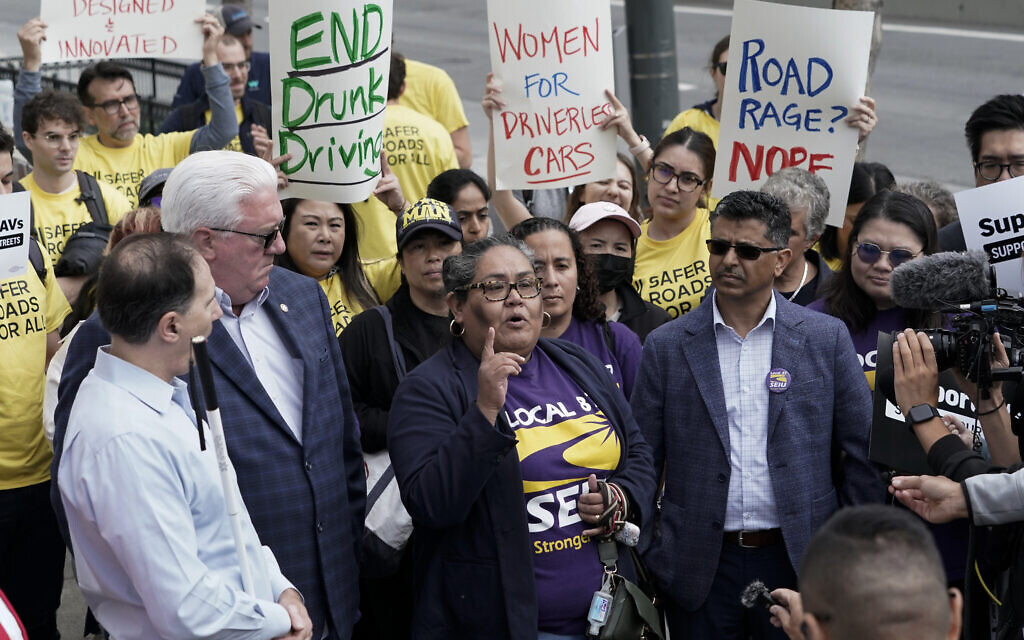 La présidente de la section 87 du SEIU, Olga Miranda, au centre, s'exprimant en faveur d'une proposition d'expansion des robots-taxis, à San Francisco, le 10 août 2023. (Crédit : Godofredo A. Vásquez/AP Photo)