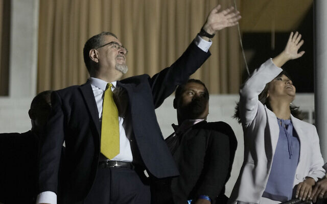 Bernardo Arevalo et sa colistière Karin Herrera saluent leurs partisans après que les résultats préliminaires l’ont déclaré vainqueur du second tour de l'élection présidentielle, à Guatemala City, le 20 août 2023. (Crédit : Moises Castillo / AP Photo) Bernardo Arevalo et sa colistière Karin Herrera saluent leurs partisans après que les résultats préliminaires l’ont déclaré vainqueur du second tour de l'élection présidentielle, à Guatemala City, le 20 août 2023. (Crédit : Moises Castillo / AP Photo)