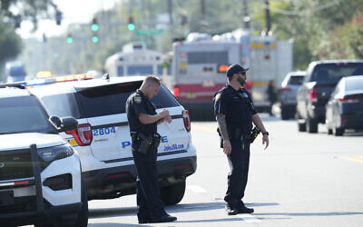 La police de Jacksonville bloque le périmètre de la scène d'une fusillade massive à Jacksonville, en Floride, le 26 août 2023. Illustration (Crédit : AP/John Raoux)