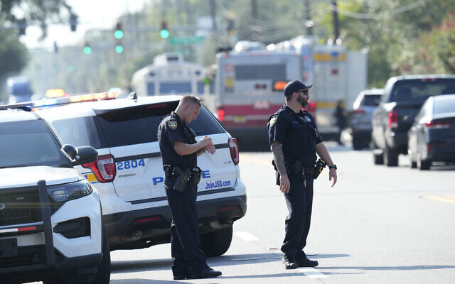 La police de Jacksonville bloque le périmètre de la scène d'une fusillade massive à Jacksonville, en Floride, le 26 août 2023. Illustration (Crédit : AP/John Raoux)