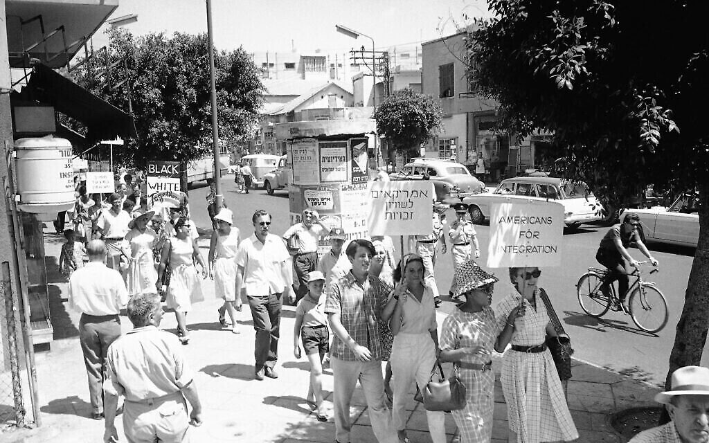 Des Américains installés en Israël défilent en direction de l'ambassade américaine de Tel Aviv avec des pancartes en hébreu sur lesquelles on peut lire « Les Américains en faveur de l'égalité des droits », le 28 août 1963. (Photo AP) Des Américains installés en Israël défilent en direction de l'ambassade américaine de Tel Aviv avec des pancartes en hébreu sur lesquelles on peut lire « Les Américains en faveur de l'égalité des droits », le 28 août 1963. (Photo AP)