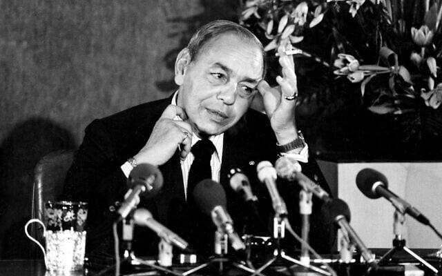 Le roi Hassan II du Maroc répondant, à des questions lors d'une conférence de presse à Washington, le 23 octobre 1982. (Crédit : Charles Tasnadi/AP) Le roi Hassan II du Maroc répondant, à des questions lors d'une conférence de presse à Washington, le 23 octobre 1982. (Crédit : Charles Tasnadi/AP)