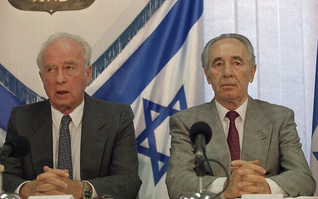 Le Premier ministre Yitzhak Rabin, à gauche, et son ministre des Affaires étrangères Shimon Peres lors de la reconnaissance de l'OLP, le 10 septembre 1993, au cabinet du Premier ministre, à Jérusalem. (Crédit : AP Photo/Jerome Delay) Le Premier ministre Yitzhak Rabin, à gauche, et son ministre des Affaires étrangères Shimon Peres lors de la reconnaissance de l'OLP, le 10 septembre 1993, au cabinet du Premier ministre, à Jérusalem. (Crédit : AP Photo/Jerome Delay)