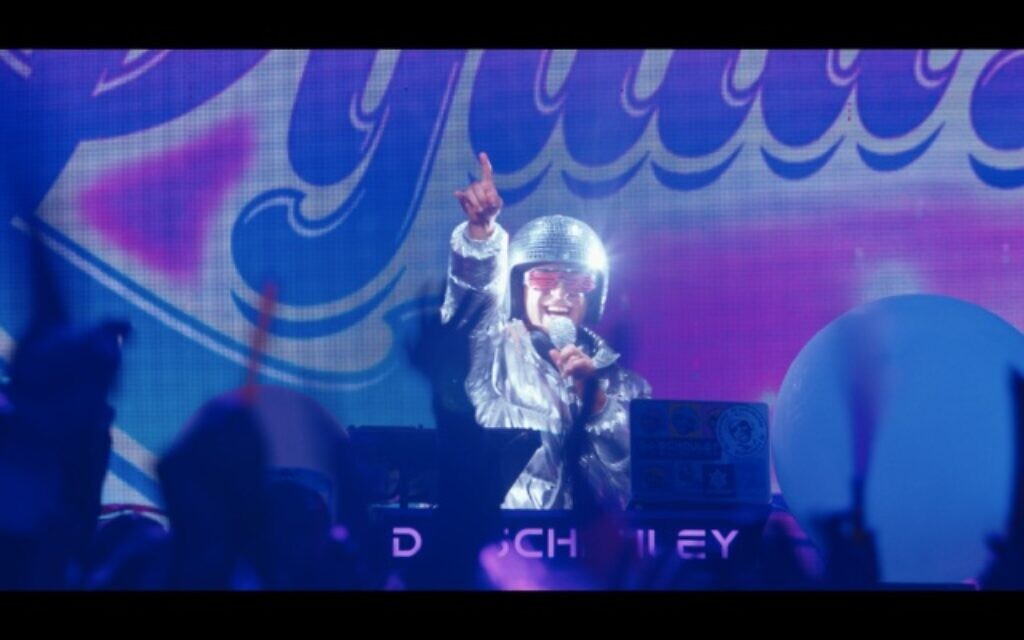 Ido Mosseri dans le rôle de « DJ Schmuley » dans le nouveau film Netflix « You Are So Not Invited to My Bat Mitzvah ». (Avec l'aimable autorisation de Netflix)