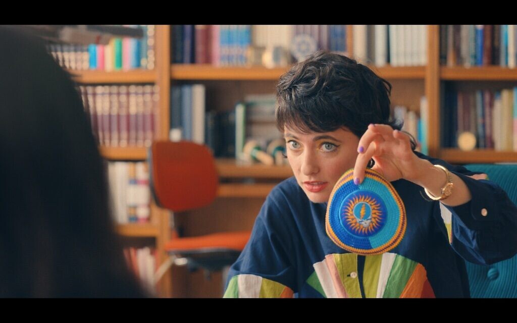 Sarah Sherman dans le rôle du rabbin Rebecca dans le nouveau film Netflix « You Are So Not Invited To My Bat Mitzvah ». (Avec l'aimable autorisation de Netflix)
