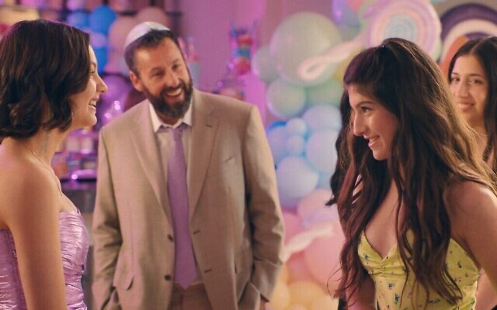 (De gauche à droite) : Idina Menzel, Samantha Lorraine, Adam Sandler, Sunny Sandler et Sadie Sandler dans une scène du film Netflix « You Are So Not Invited To My Bat Mitzvah ». (Avec l'aimable autorisation de Netflix)