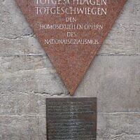 Le monument "Triangles roses" à Berlin, en hommage aux victimes gays du nazisme. (Crédit : domaine public)