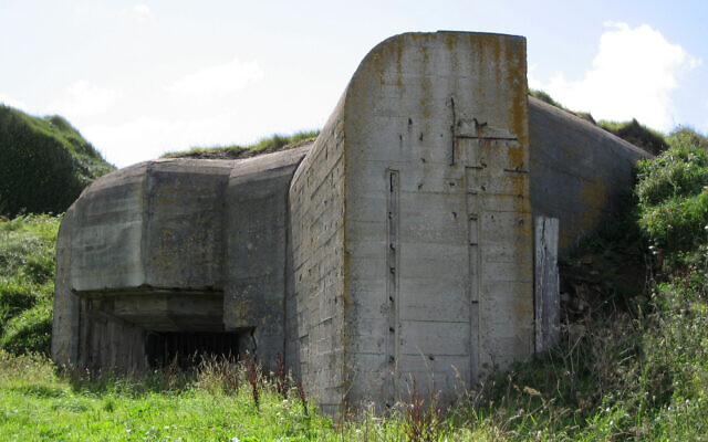Un bunker sur Aurigny, probablement construit par des travailleurs forcés de Sylt et d'autres camps. (Crédit : Andree Stephan/CC BY 3.0/Antiquity Publications)