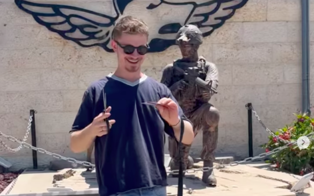 Une capture d'écran de la publication Instagram de Daniel Bloom dans laquelle il raconte son expérience en tant que soldat gay dans l'armée israélienne. (Capture d'écran Instagram utilisée conformément à l'article 27a de la loi sur le droit d'auteur)