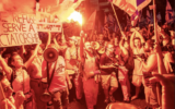 Des militants manifestant contre la refonte judiciaire du gouvernement, à Tel Aviv, le 29 juillet 2023. (Crédit : Yossi Aloni/Flash90)