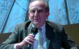 Paul Salmona, directeur du Musée d’art et d’histoire du judaïsme de Paris. (Crédit : capture d’écran YouTube / Musée d’art et d’histoire du judaïsme)