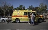 Illustration : Les ambulanciers du Magen David Adom répondant à un appel à Maale Adumim, le 28 avril 2016. (Crédit : Hadas Parush/Flash90)