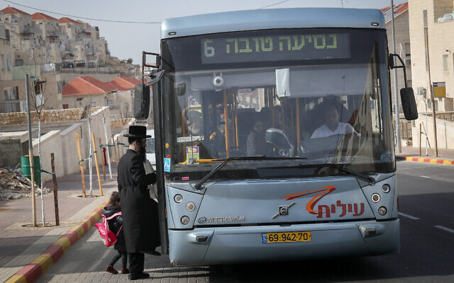 Illustration : Un homme ultra-orthodoxe montant dans un bus dans l’implantation de Beitar Illit, le 17 janvier 2017. (Crédit : Nati Shohat/Flash90)