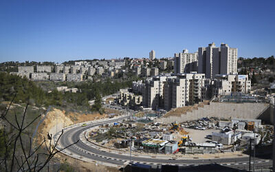 Une vue des immeubles résidentiels, dans le quartier de Kiryat HaYovel, à Jérusalem. (Crédit : Yaakov Lederman/Flash90)