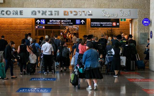 Illustration : Des voyageurs arrivant à l'aéroport international Ben Gurion, près de Tel Aviv, le 7 septembre 2022. (Crédit : Arie Leib Abrams/Flash90) Illustration : Des voyageurs arrivant à l'aéroport international Ben Gurion, près de Tel Aviv, le 7 septembre 2022. (Crédit : Arie Leib Abrams/Flash90)