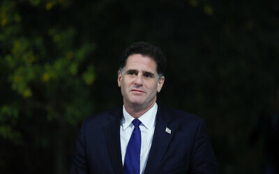 Le ministre des Affaires stratégiques, Ron Dermer, arrivant à un événement à la résidence présidentielle, à Jérusalem, le 29 décembre 2022. (Crédit : Yonatan Sindel/Flash90)