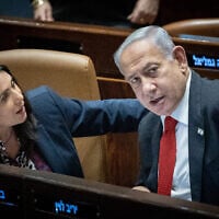 Le Premier ministre Benjamin Netanyahu et la ministre des Transports Miri Regev, à la Knesset, le 20 février 2023. (Crédit : Yonatan Sindel/Flash90)