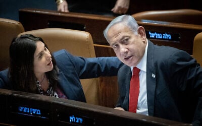 Le Premier ministre Benjamin Netanyahu et la ministre des Transports Miri Regev, à la Knesset, le 20 février 2023. (Crédit : Yonatan Sindel/Flash90) Le Premier ministre Benjamin Netanyahu et la ministre des Transports Miri Regev, à la Knesset, le 20 février 2023. (Crédit : Yonatan Sindel/Flash90)