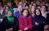 Des Palestiniens et des Israéliens lors d'une cérémonie conjointe, organisée par Combatants for Peace et le Parents Circle-Families Forum (PCFF), pour les victimes palestiniennes et israéliennes du terrorisme et des violences lors de Yom Hazikaron à Tel Aviv, le 24 avril 2023. (Crédit : Itaï Ron/Flash90)
