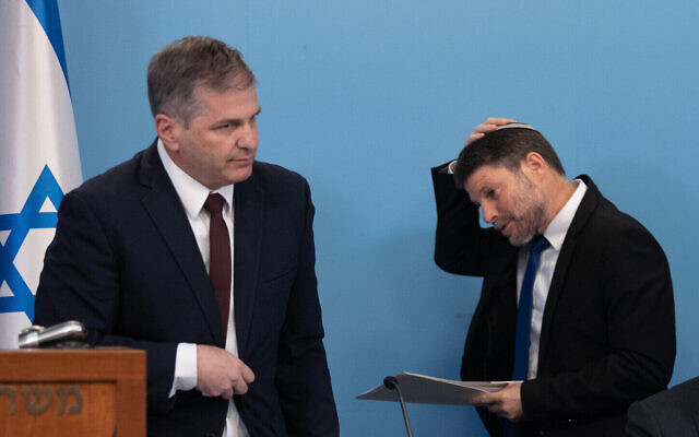 Le ministre des Finances Bezalel Smotrich, à droite, et le ministre de l'Éducation Yoav Kisch lors d'une conférence de presse au bureau du Premier ministre, à Jérusalem, le 30 avril 2023. (Crédit : Alex Kolomoisky/POOL) Le ministre des Finances Bezalel Smotrich, à droite, et le ministre de l'Éducation Yoav Kisch lors d'une conférence de presse au bureau du Premier ministre, à Jérusalem, le 30 avril 2023. (Crédit : Alex Kolomoisky/POOL)