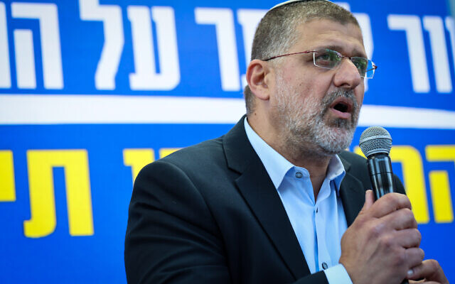Le député du Likud Avichaï Buaron s'exprimant lors d'une conférence de presse appelant à l'adoption de la refonte judiciaire prévue par la coalition, près de la Knesset, à Jérusalem, le 12 juin 2023. (Crédit : Noam Revkin Fenton/Flash90) Le député du Likud Avichaï Buaron s'exprimant lors d'une conférence de presse appelant à l'adoption de la refonte judiciaire prévue par la coalition, près de la Knesset, à Jérusalem, le 12 juin 2023. (Crédit : Noam Revkin Fenton/Flash90)
