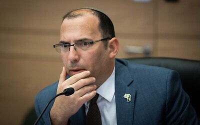 Le député HaTzionout HaDatit Simcha Rothman présidant une réunion de la commission de la Constitution, du Droit et de la Justice de la Knesset, le 20 juin 2023. (Crédit : Oren Ben Hakoon/Flash90/Dossier)