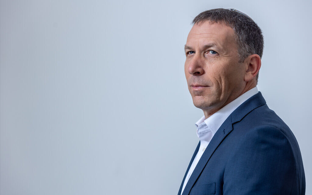 Le député Matan Kahana posant pour une photo, au moshav Beit Gamliel, le 9 juillet 2023. (Crédit : Yossi Aloni/Flash90) Le député Matan Kahana posant pour une photo, au moshav Beit Gamliel, le 9 juillet 2023. (Crédit : Yossi Aloni/Flash90)