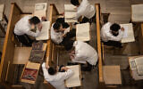 Des étudiants étudiant à la yeshiva Kamenitz, à Jérusalem, le 25 juillet 2023. (Crédit : Chaïm Goldberg/Flash90/Dossier)
