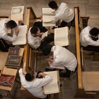 Des étudiants étudiant à la yeshiva Kamenitz, à Jérusalem, le 25 juillet 2023. (Crédit : Chaïm Goldberg/Flash90/Dossier)