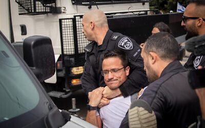 Le chef de l'unité de patrouille spéciale Yasam de la police de Tel Aviv, Yaïr Hanuna, à l'arrière, arrêtant Moshe Radman, l'un des principaux manifestants contre la refonte du système judiciaire, lors d'une manifestation anti-gouvernement, à Tel Aviv, le 23 mars 2023. (Crédit : Chaïm Goldberg/Flash90)