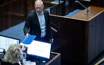 Le ministre de la Défense Yoav Gallant, à la Knesset, le 30 juillet 2023. (Crédit : Yonatan Sindel/Flash90)