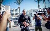 Yair Hanuna arrivant pour un interrogatoire au Département des enquêtes internes de la police (PIID) du ministère de la Justice, à Tel Aviv, le 2 août 2023. (Crédit : Miriam Alster/Flash90)