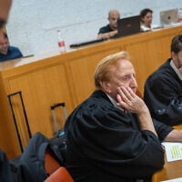 Eliad Shraga, fondateur du Mouvement pour un gouvernement de qualité en Israël, assiste à une audience au tribunal, le 3 août 2023. (Yonatan Sindel/Flash90)