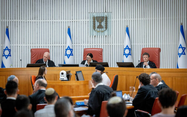 La juge en chef de la Cour Suprême Esther Hayut, au centre, et les juges Isaac Amit, à droite, et Uzi Vogelman lors d'une audience sur les recours déposée contre la loi du "caractère raisonnable" à la Cour suprême, à Jérusalem, le 12 septembre 2023. (Crédit : Yonatan Sindel/Flash90) La juge en chef de la Cour Suprême Esther Hayut, au centre, et les juges Isaac Amit, à droite, et Uzi Vogelman lors d'une audience sur les recours déposée contre la loi du "caractère raisonnable" à la Cour suprême, à Jérusalem, le 12 septembre 2023. (Crédit : Yonatan Sindel/Flash90)