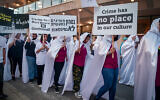Des manifestants dénoncent les crimes violents commis dans les communautés arabes, le 6 août 2023, à Tel Aviv. (Crédit : JACK GUEZ / AFP)