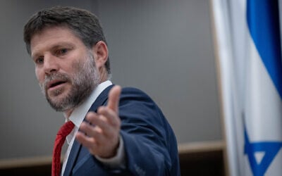 Le ministre des Finances Bezalel Smotrich s'exprimant lors d'une conférence de presse, au ministère des Finances, à Jérusalem, le 9 août 2023. (Crédit : Chaïm Goldberg/Flash90)