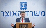 Le ministre des Finances Bezalel Smotrich s'exprimant lors d'une conférence de presse, au ministère des Finances, à Jérusalem, le 9 août 2023. (Crédit : Chaïm Goldberg/Flash90)