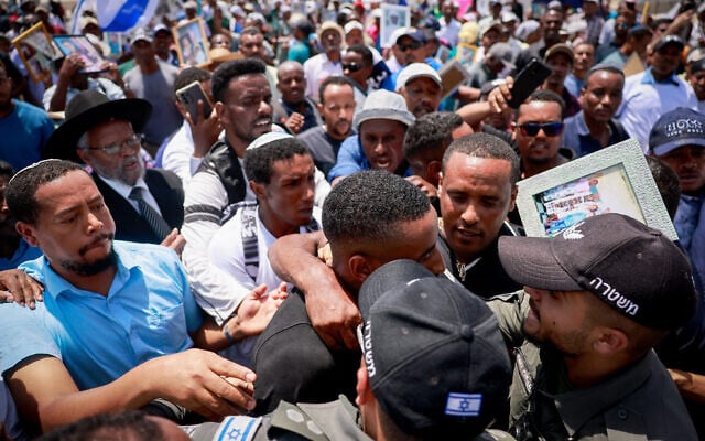 Des Juifs éthiopiens se heurtant à la police lors d'une manifestation demandant au gouvernement de faire venir les membres de leur famille en Israël en raison des combats en Éthiopie, près du Bureau du Premier ministre, à Jérusalem, le 13 août. (Crédit : Chaïm Goldberg/Flash90) Des Juifs éthiopiens se heurtant à la police lors d'une manifestation demandant au gouvernement de faire venir les membres de leur famille en Israël en raison des combats en Éthiopie, près du Bureau du Premier ministre, à Jérusalem, le 13 août. (Crédit : Chaïm Goldberg/Flash90)